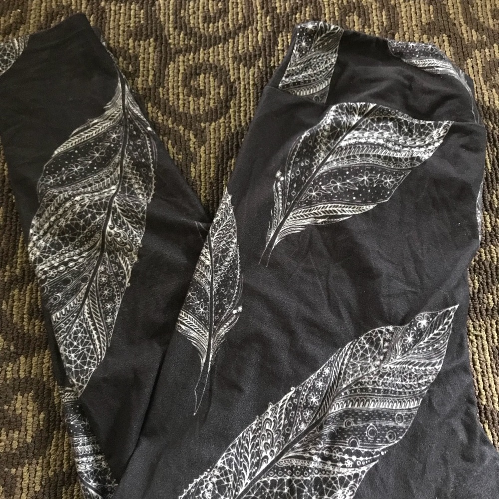 Black leggings with feather design